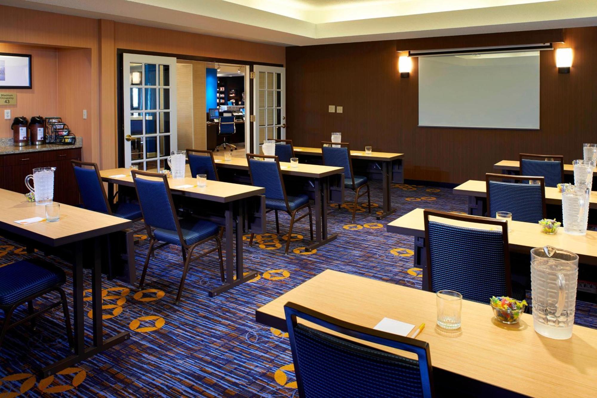 Courtyard Detroit Utica Hotel Ngoại thất bức ảnh