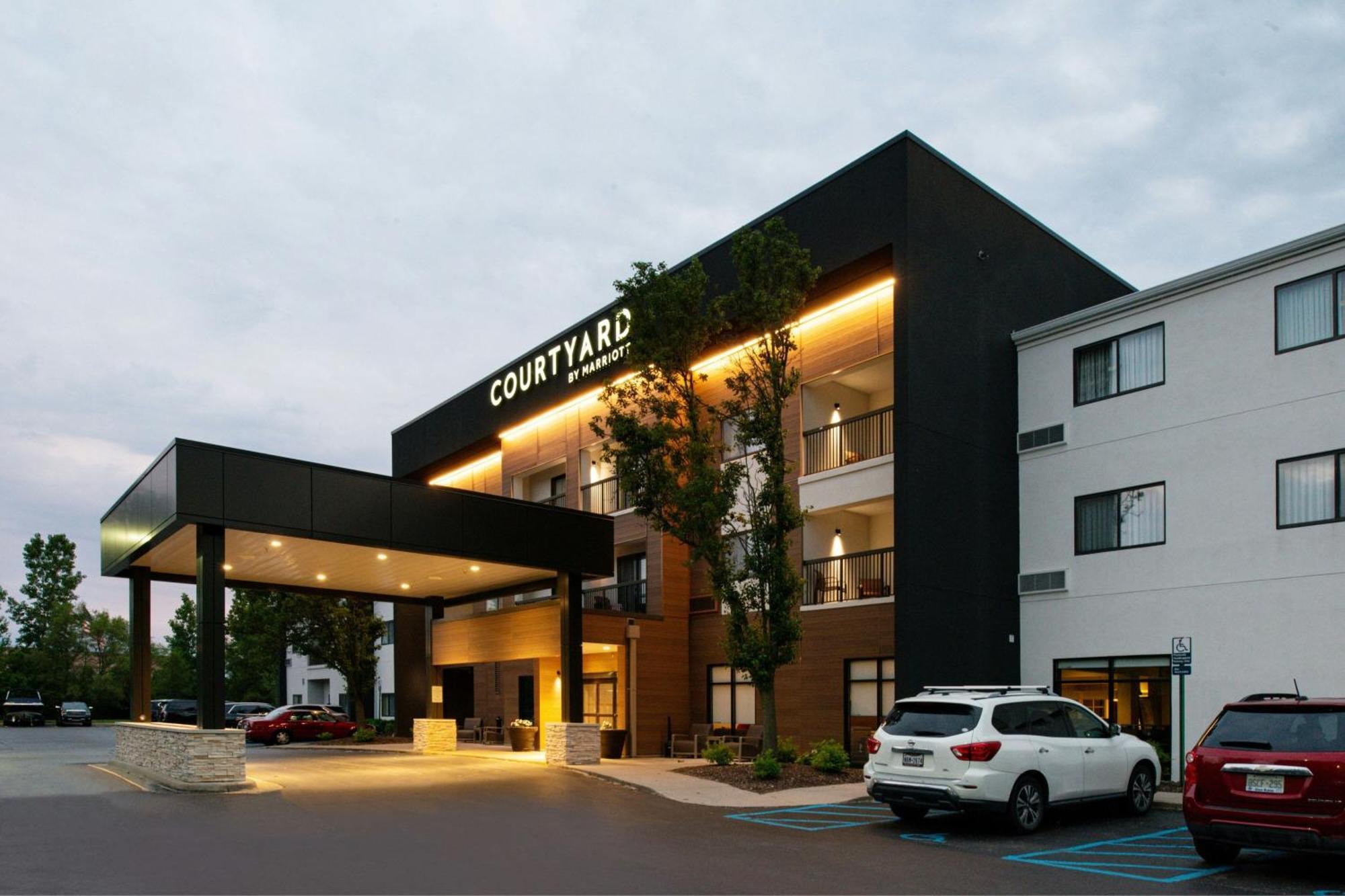 Courtyard Detroit Utica Hotel Ngoại thất bức ảnh